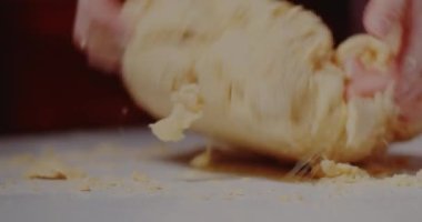 Hamur ya da ekmek için hamur yoğurmak.