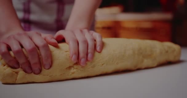ペストリーやパンのための生地を混練. — ストック動画