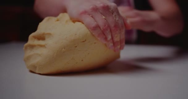 Amasar masa para pasteles o pan. — Vídeo de stock