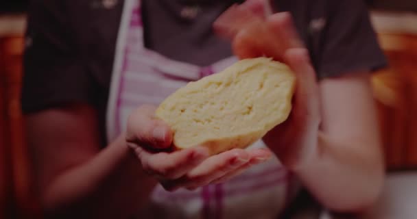 Набивка теста для выпечки или хлеба. — стоковое видео
