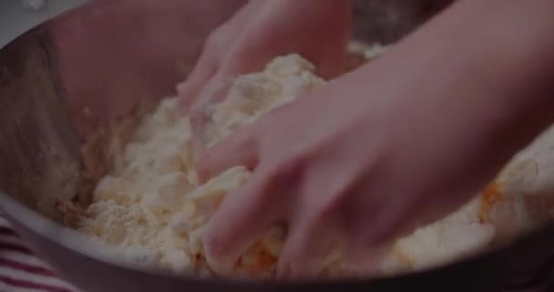 Kneading ciasto na wypieki lub chleb. — Wideo stockowe