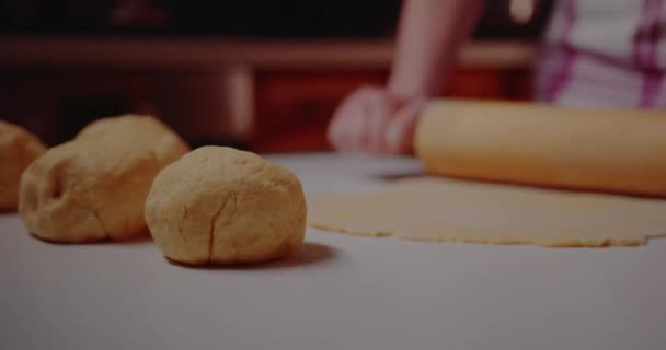 揉搓面团当糕点或面包. — 图库视频影像