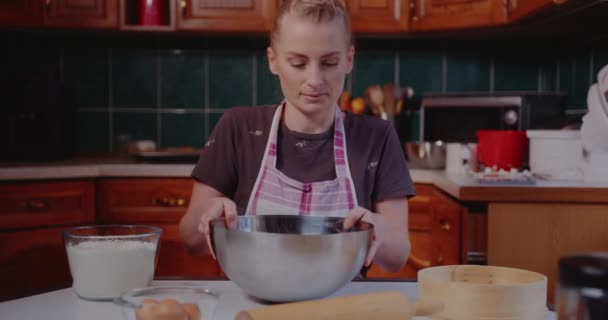 Kadın Sifts kruvasan pişirirken mutfakta süzgeçten un geçiriyor.. — Stok video