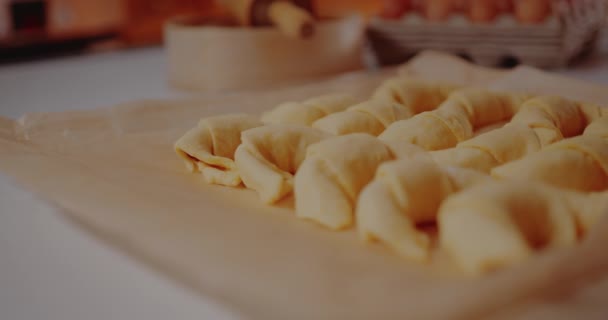 Nybakade croissanter på bordet i köket. Kakor Bagerier. — Stockvideo