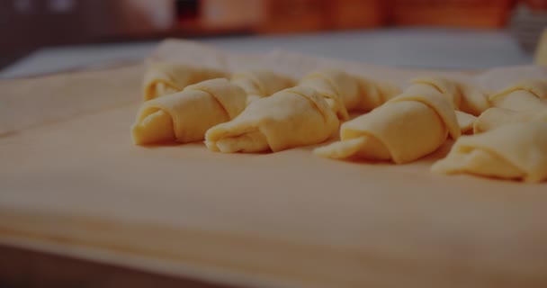 Croissants recém-feitos na mesa na cozinha. Bolinhos Pastas. — Vídeo de Stock