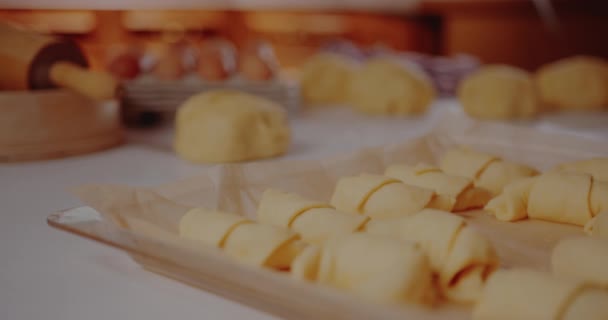 Круасанти на столі в Кухні. Печиво для печива. — стокове відео