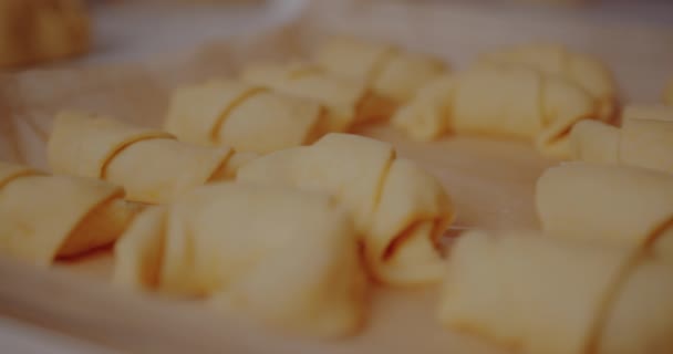 Čerstvě udělané croissanty na stole v kuchyni. Sušenky pečivo. — Stock video