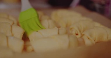 Mutfakta taze yapılmış kruvasanlar var. Kurabiye Pastaları.