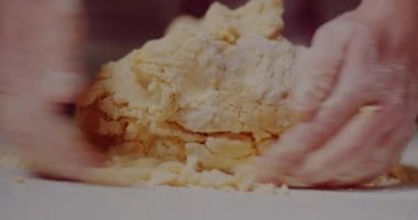 Hamur ya da ekmek için hamur yoğurmak.