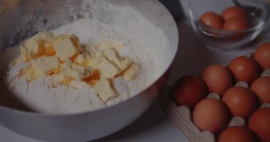 Metal kasede tereyağı ve un, Yemek Malzemeleri Kurabiye Pişirme