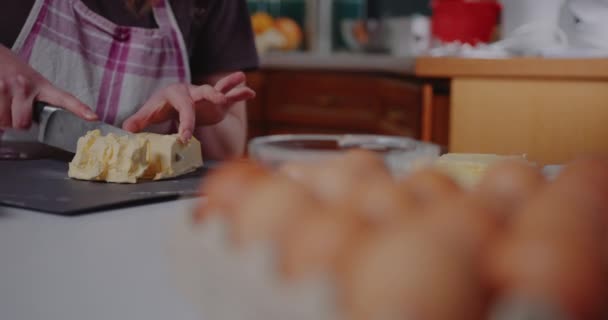 台所で働く女性,バターを切る,ペストリーを焼く. — ストック動画