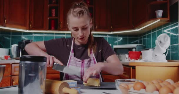 Mujer Trabajando en Cocina, Cortando Mantequilla, Hornear Pasteles. — Vídeo de stock