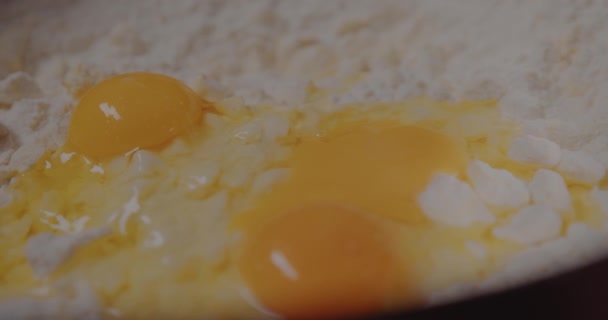 Женская рука разбивает свежее куриное яйцо в миску. — стоковое видео