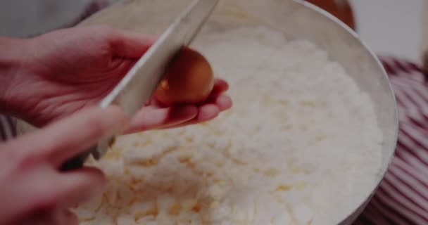 Femme main brise oeuf de poulet frais dans le bol. — Video