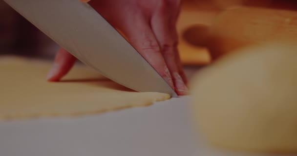 Різання тіста для випічки крупним планом — стокове відео