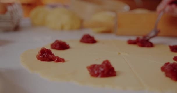Žena dává ovocnou marmeládu na těsto s croissanty pečení pečiva — Stock video