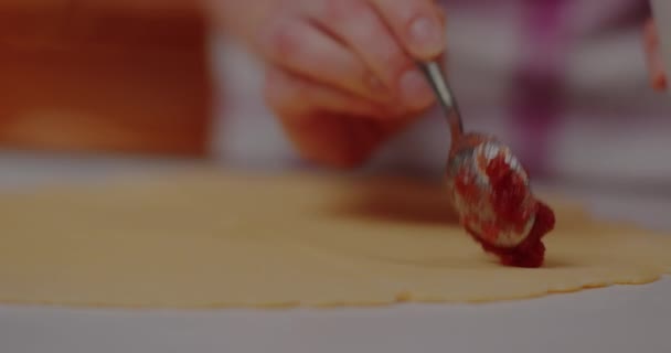 Kvinna sätter frukt sylt på deg gör croissanter bakning bakverk — Stockvideo