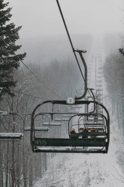 눈내리는 날씨와 안개낀 날씨에 스키를 탑니다 — 스톡 사진