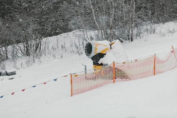 冬季滑雪场上的雪炮 — 图库照片