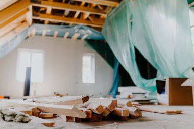 Tavan arası lüks bir dairede yenileniyor.