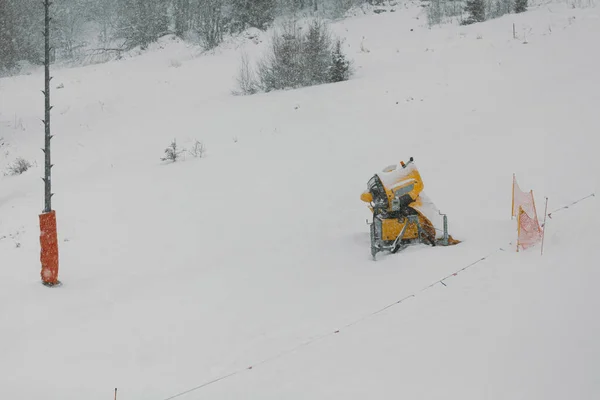 Canon à neige sur la piste de ski en hiver — Photo