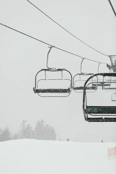 雪と霧の天気のスキーリフト — ストック写真