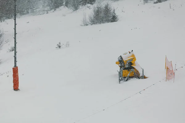 Canon à neige sur la piste de ski en hiver — Photo