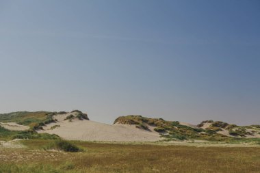 Kum tepeleri Mavi Gök 'e karşı