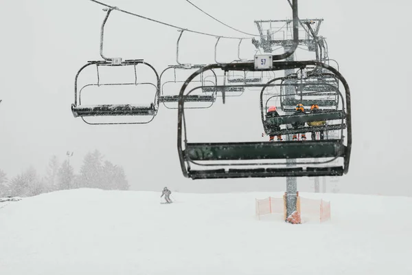 Skilift bei verschneitem und nebligem Wetter — Stockfoto