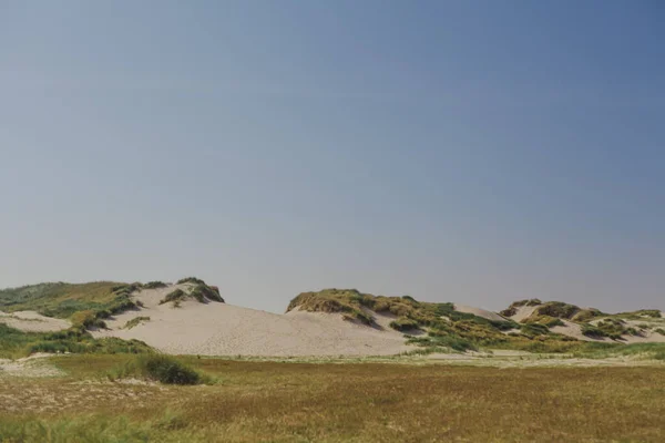 푸른 하늘을 배경으로 한 모래 언덕 — 스톡 사진
