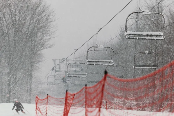 大雪多雾天气下的滑雪升降机 — 图库照片