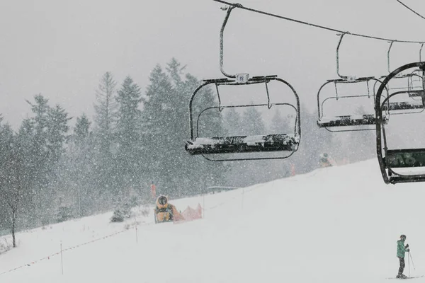 Skilift bei verschneitem und nebligem Wetter — Stockfoto