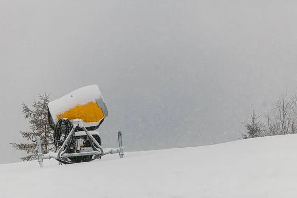 Canon à neige sur la piste de ski en hiver — Photo