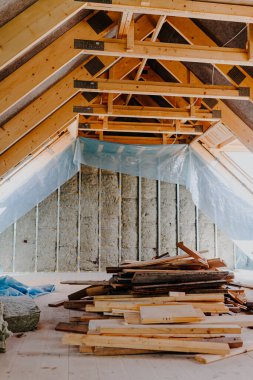 Tavan arası lüks bir dairede yenileniyor.