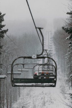Karlı ve Sisli Hava 'da Kayak Kaldırma