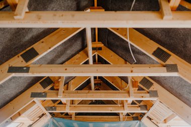 Tavan arası lüks bir dairede yenileniyor.