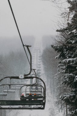 Karlı ve Sisli Hava 'da Kayak Kaldırma