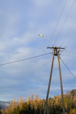 Mavi gökyüzüne karşı sokak lambası