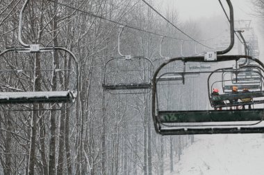 Karlı ve Sisli Hava 'da Kayak Kaldırma