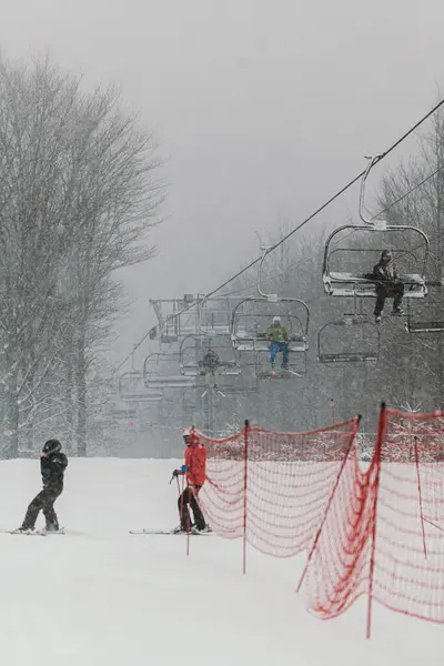 Skilift bei verschneitem und nebligem Wetter — Stockfoto