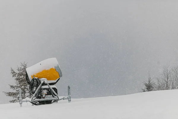 冬季滑雪场上的雪炮 — 图库照片