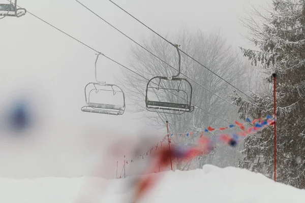 Remontées mécaniques par temps neigeux et brumeux — Photo