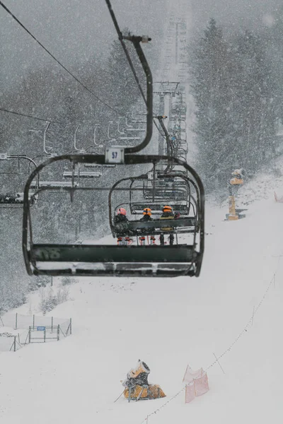 Elevador de esqui em nevado e tempo nebuloso — Fotografia de Stock