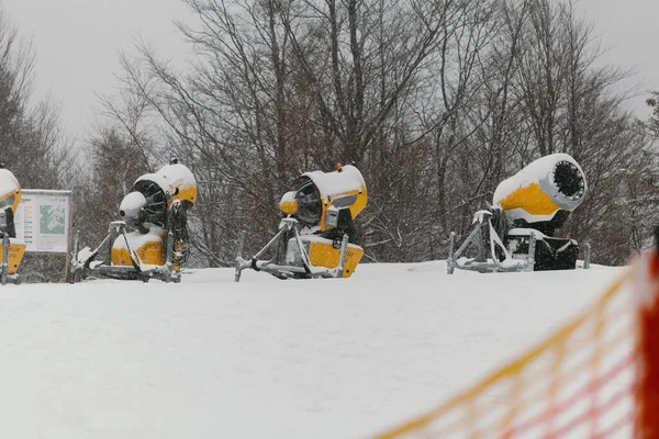 Canhões de neve na pista de esqui no inverno — Fotografia de Stock