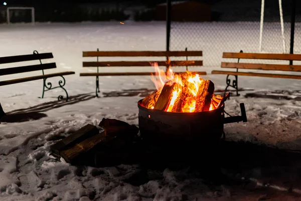 Geceleri şöminede yanan ateş