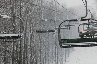 Karlı ve Sisli Hava 'da Kayak Kaldırma