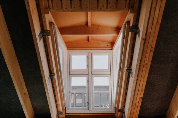 Gros plan de la fenêtre en cours de rénovation au grenier — Photo