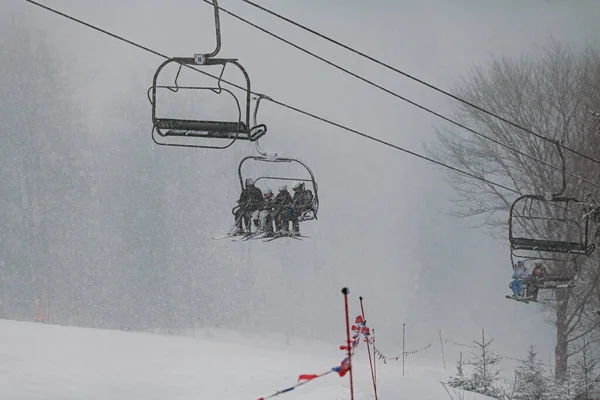 大雪多雾天气下的滑雪升降机 — 图库照片