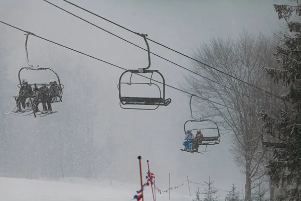 Skilift bei verschneitem und nebligem Wetter — Stockfoto