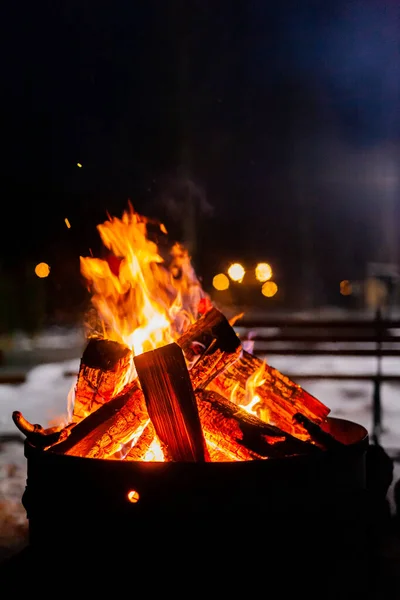 ไฟไหม้ในเตาอบในเวลากลางคืน — ภาพถ่ายสต็อก